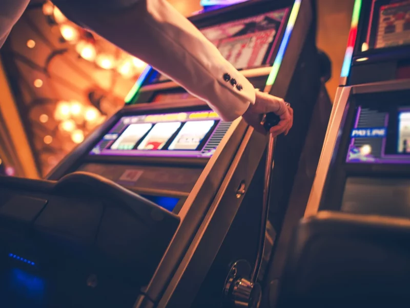 casino-slot-machine-player casino-slot-machine-player